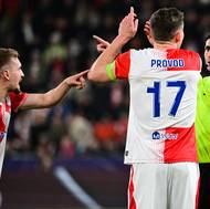 Zleva Michal Sadílek ze Slavie, Lukáš Provod ze Slavie a rozhodčí Aliyar Aghayev