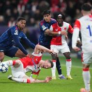 Slávistický Lukáš Provod (na zemi) při souboji s Gabrielem z Arsenalu