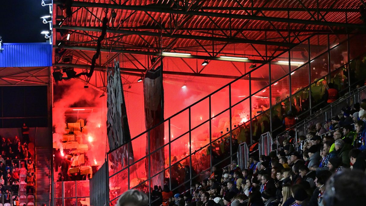 Úlet fanoušků Slavie. Fotbalisty při ligovém šlágru v Plzni zahnali do kabin