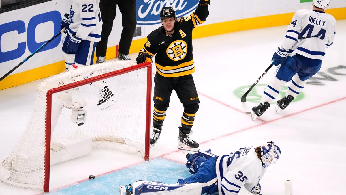 Pastrňák jako třetí Čech v NHL překonal bájnou hranici. Zacha skóroval