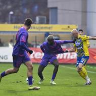 Zleva Nelson Okeke z Bohemians v souboji s Milošem Kopečným ze Zlína.