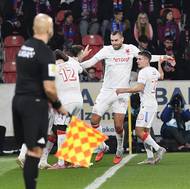 Tomáš Chorý ze Slavie (uprostřed) slaví branku.