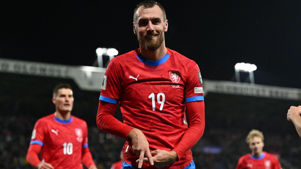 FOTBAL ONLINE: Češi už trpaslíka drtí. Rozjíždí kanonádu!
