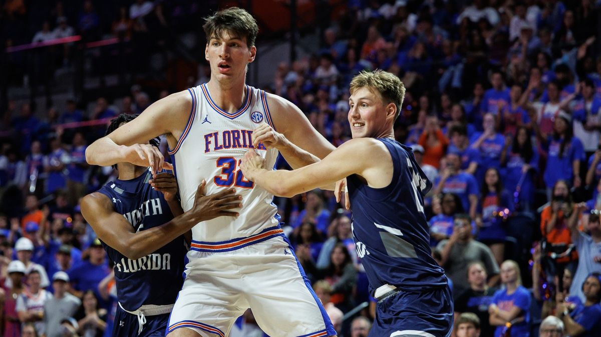 Nejvyšší teenager světa debutoval. Fanoušci byli v transu, i když se vůbec nedotkl míče  