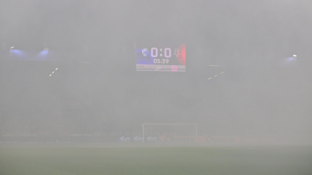 Úlet fanoušků Slavie. Fotbalisty při ligovém šlágru v Plzni zahnali do kabin