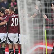 Sparťané oslavují první branku.