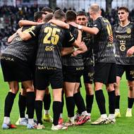 Hradečtí fotbalisté se radují z úvodní branky zápasu