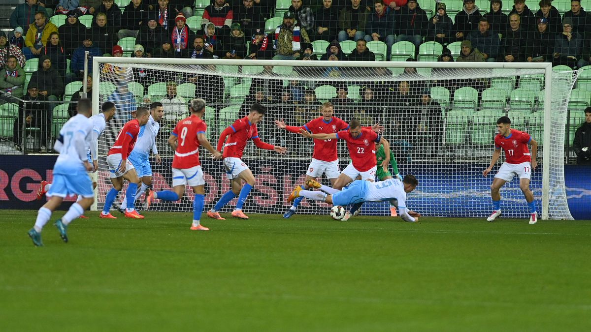 FOTBAL ONLINE: Češi hrají se San Marinem, Sejk zblízka minul branku