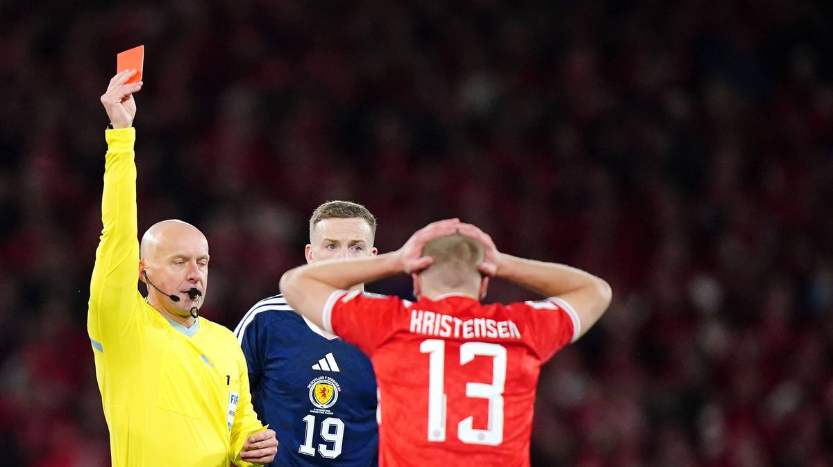 Absolutní hanba a trapnost, spílají elitnímu sudímu za chyby v klíčové bitvě o MS