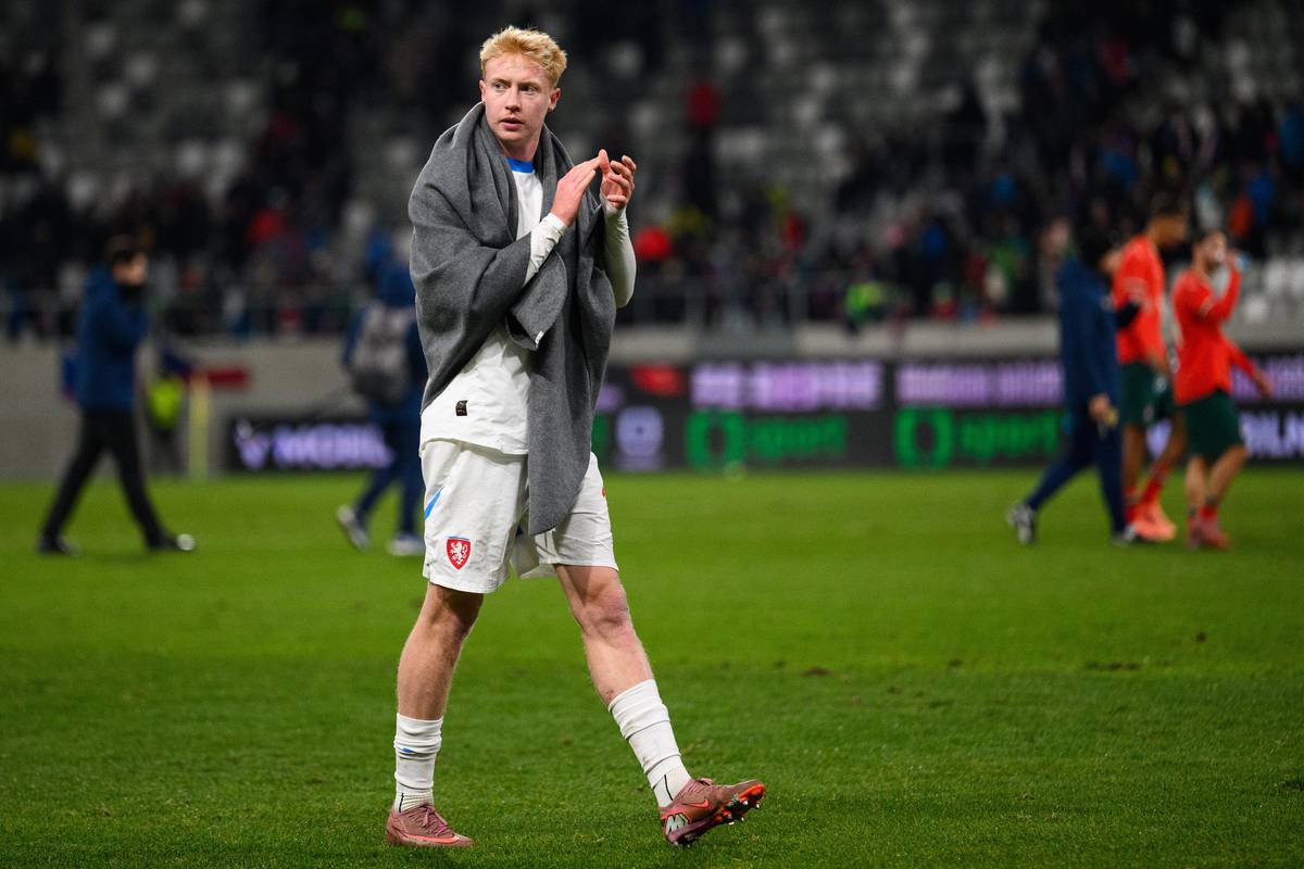 Tom Slončík děkuje divákům po zápase.