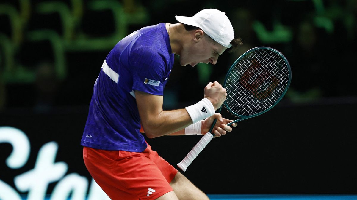 TENIS ONLINE: Bravo, Menšík urval první bod! Češi bojují o semifinále, do akce jde Lehečka