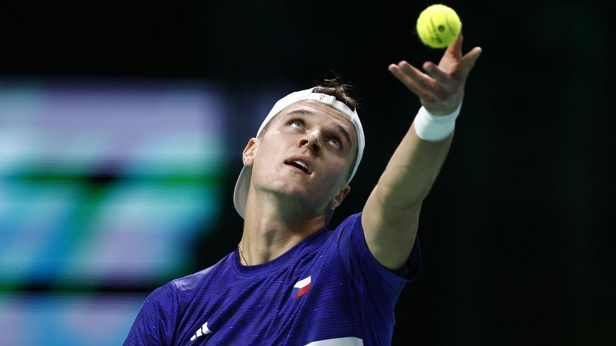 TENIS ONLINE: Menšík zvládl kritický moment, úvodní sada vrcholí. Češi bojují o semifinále Davis Cupu