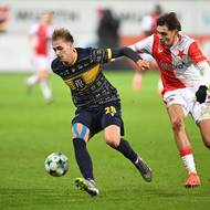 Dalibor Večerka (28) si kryje míč před Mojmírem Chytilem 