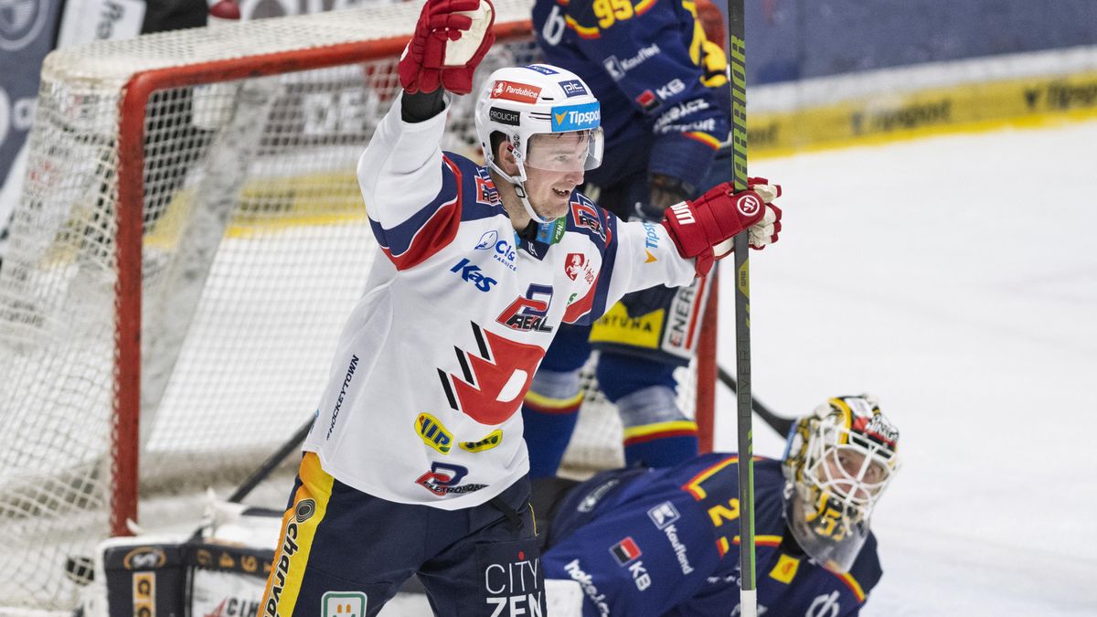 Červenka pár dní před čtyřicátinami nasázel hattrick a vede bodování ligy. Zápas kazily nepřesné výroky sudích