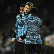 Hráči Slavie se rozcvičují před zápasem Ligy mistrů s Tottenhamem.