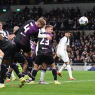 Přesná hlavička Davida Zimy. Do vlastní sítě.