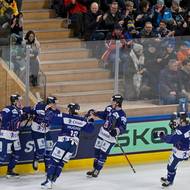 Americký univerzitní tým se raduje z branky v síti Sparty. 