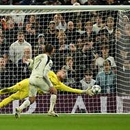 Jindřich Staněk sice vystihl směr penalty, ale Simons stejně skóroval.