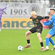 Tom Slončík z Hradce si brání míč před Janem Zíkou z Mladé Boleslavi.