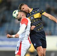 Útočník Slavie Erik Prekop v hlavičkovém souboji.