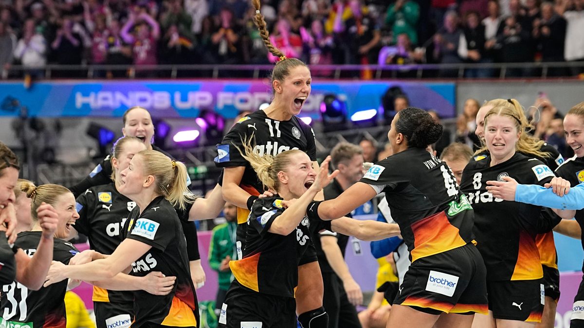Němky slaví. Na domácím MS házenkářek postoupily do semifinále