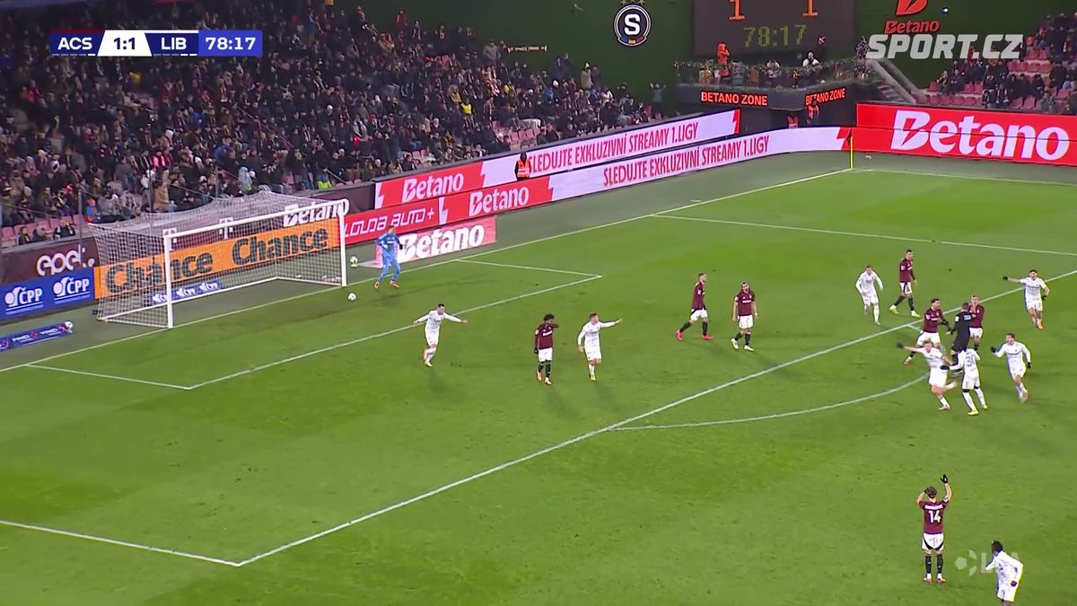 Komise si posvítila na sporné hry rukou na Letné i v Edenu