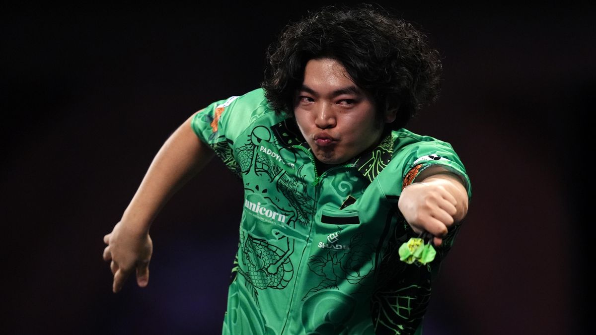 Se šipkami začal, aby získal holku. Teď svůj debut na mistrovství světa proměnil v nevídanou show. Pobláznil miliony lidí