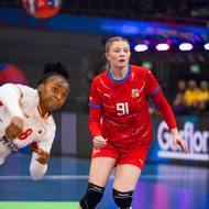 Anna Jestříbková sleduje angolské zakončení.