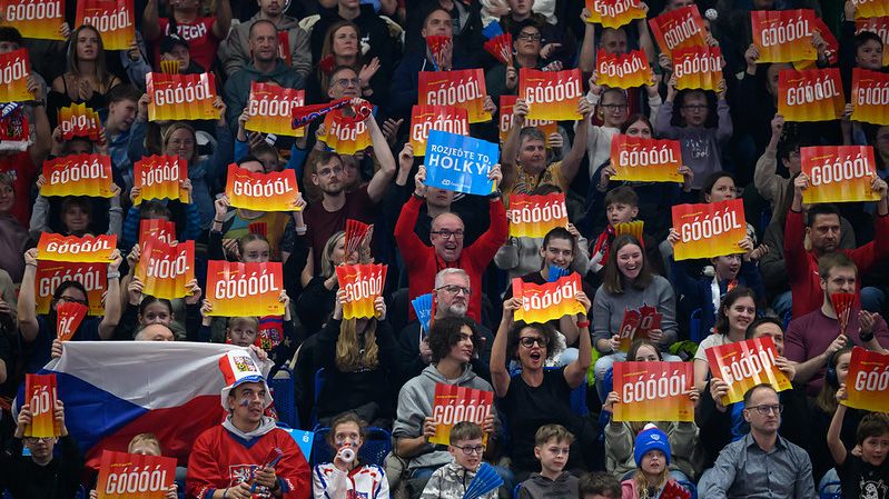 Řveme na sebe a stejně se neslyšíme. Češky zkusily fígl, ale ani čtyři reproduktory nestačily