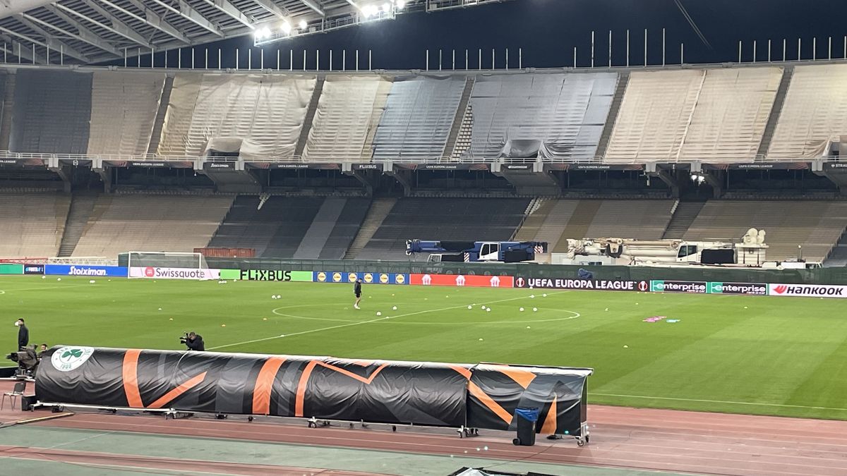 Jeřáby, zahalené tribuny. Dějiště zápasu Plzně v Evropské lize připomíná spíš staveniště