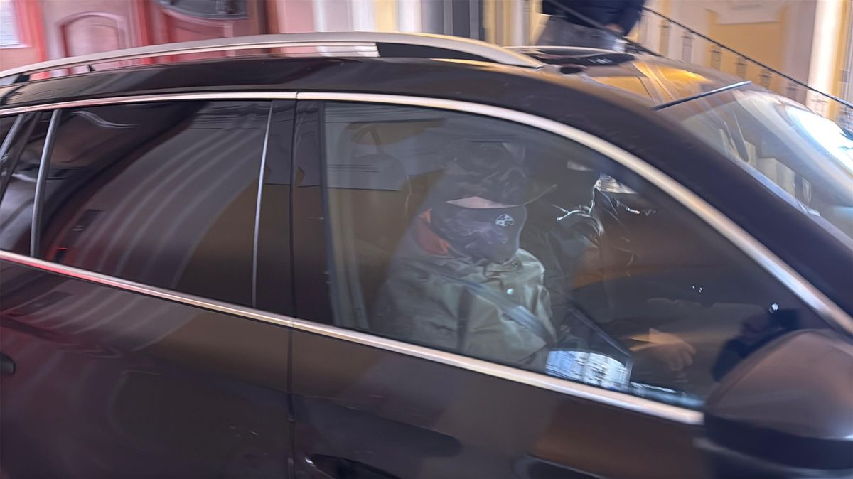 Vémola jde do vazby, soud se obává jeho útěku