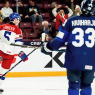 Hrdina okamžiku si vychutnává oslavu.