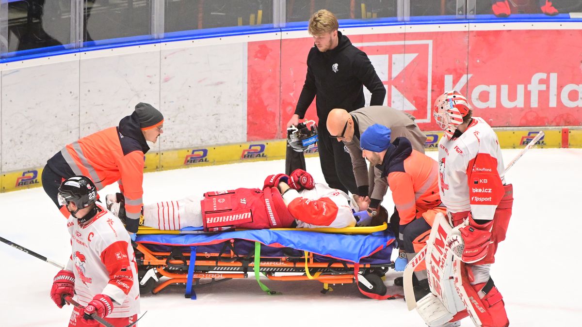 Macuh je stabilizovaný a při vědomí, zůstane ale v nemocnici. Zákrok Mandáta fanoušky rozděluje
