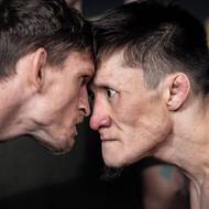 David Dvořák (vlevo) během staredownu s Žalgasem Žumagulovem.