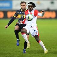 Teplický Daniel Trubač se snaží obrat o míče slávistu Mosese (16).