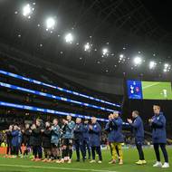 Fotbalisté Tottenhamu děkují za podporu po pohodovém vítězství.