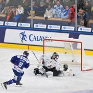 Aiden Fink zvyšuje na 2:0. 