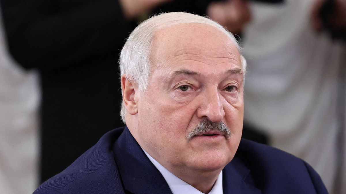 Pád běloruského diktátora baví internet. Při hokeji ho srazil spoluhráč