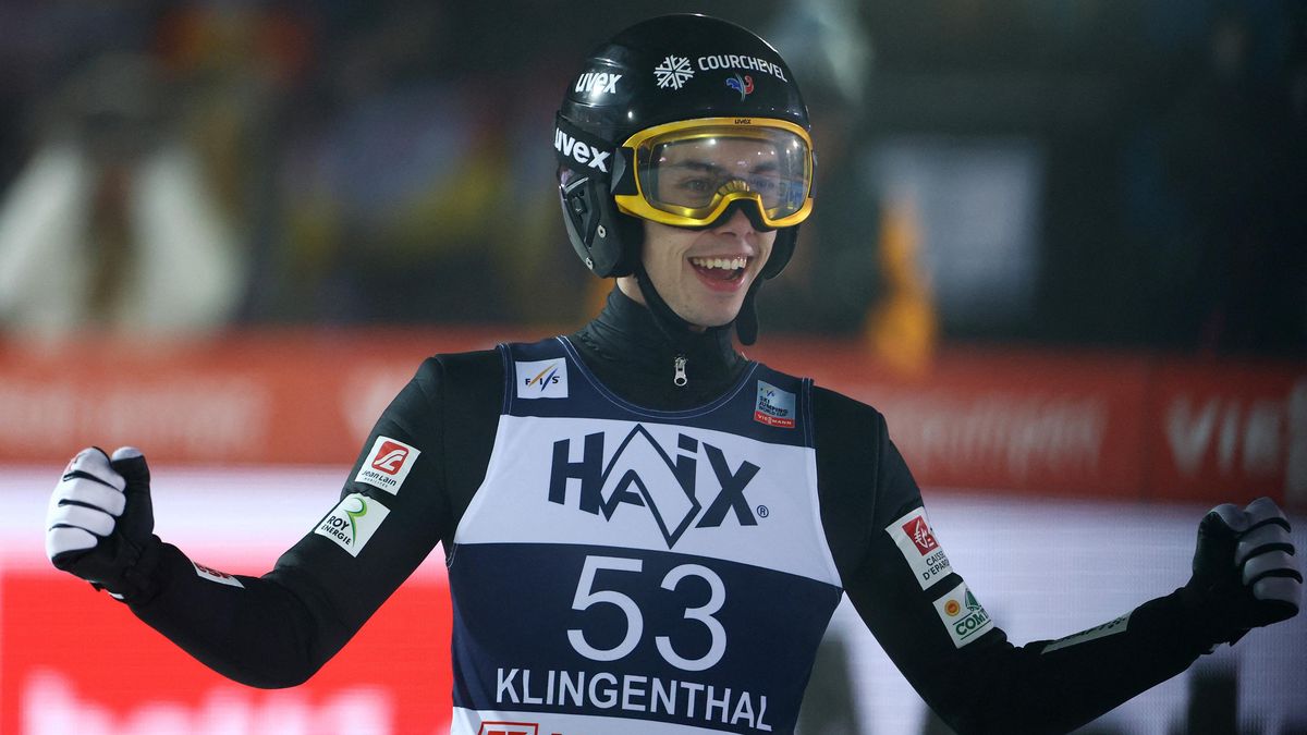 Svět je v šoku. V létě chodí do práce a doma ho berou jako exota, na můstku teď ale ostře útočí na stupně