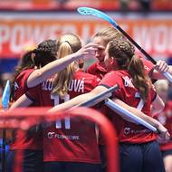 Hráčky Česka se radují ze šestého gólu.  