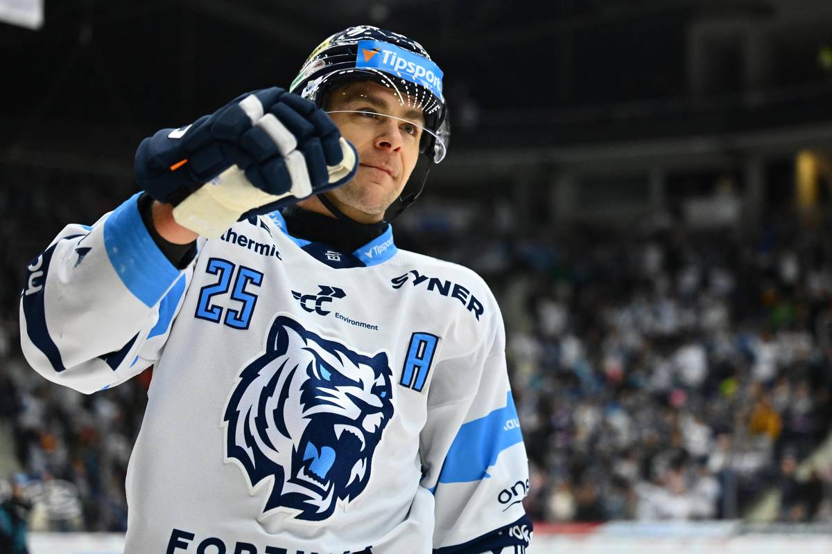 Liberecký hokejista Radan Lenc se raduje z gólu proti Karlovým Varům.