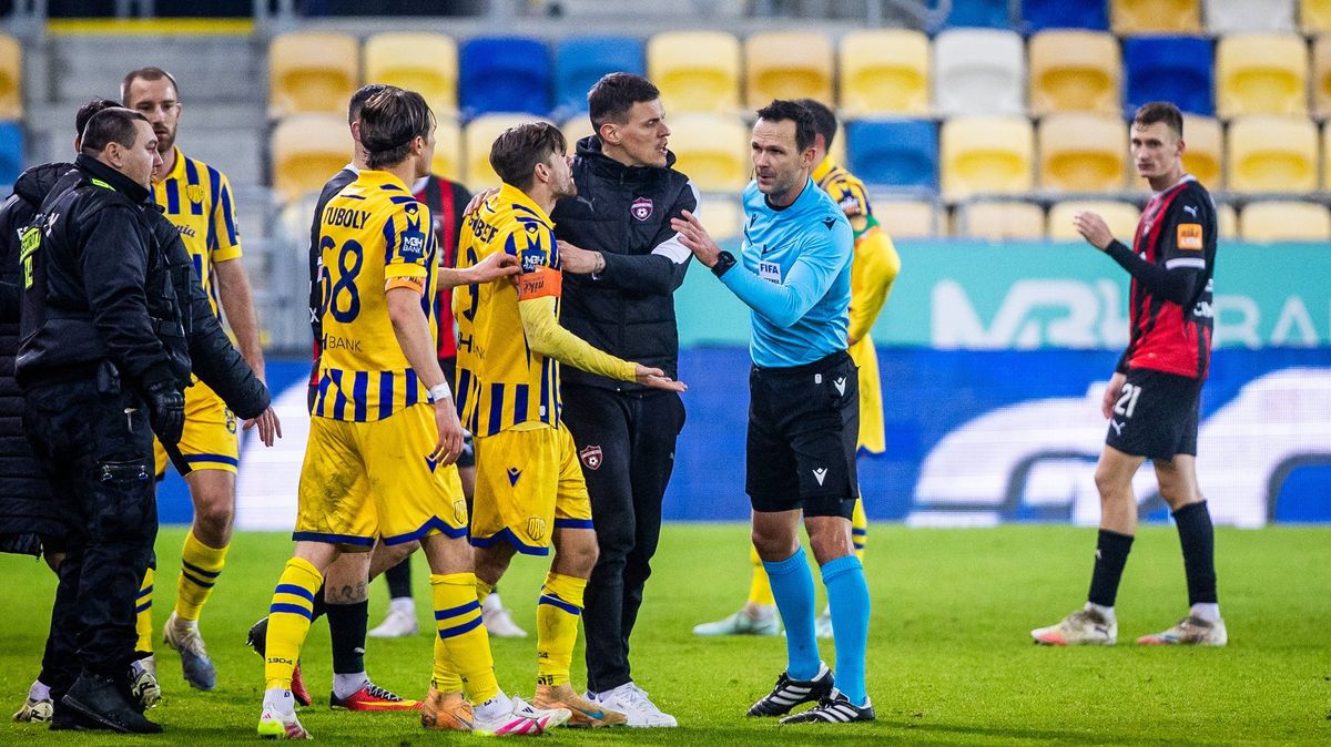 Hromadná bitka hráčů na Slovensku. Pod sprchy musel i bývalý slávista