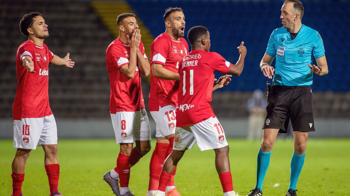 Skandál? Rozhodčí vykouzlili podivnou penaltu po dvanáctiminutovém přezkumu u videa