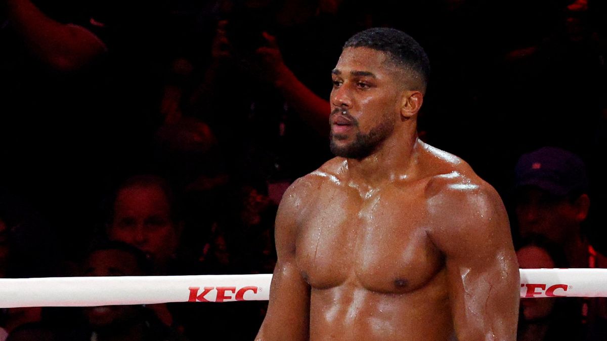 Boxer Joshua měl v Nigérii autonehodu. Dva lidé zemřeli