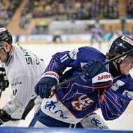 Danny Nelson a Filip Chlapík v semifinále Spengler Cupu.