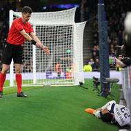 Porro skončil po bezohledném Sanyangově skluzu až v bannerech.