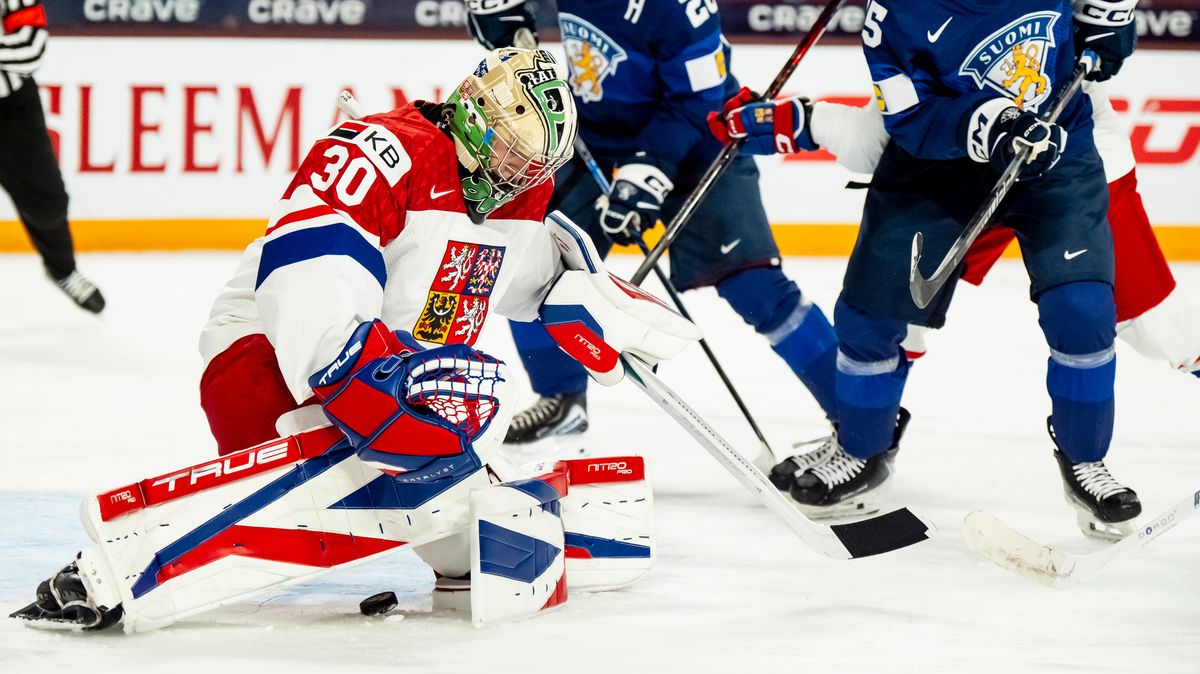 Po kanonádě ho trenéři podrželi a český brankář se odvděčil. Výborný výkon, smekl kouč