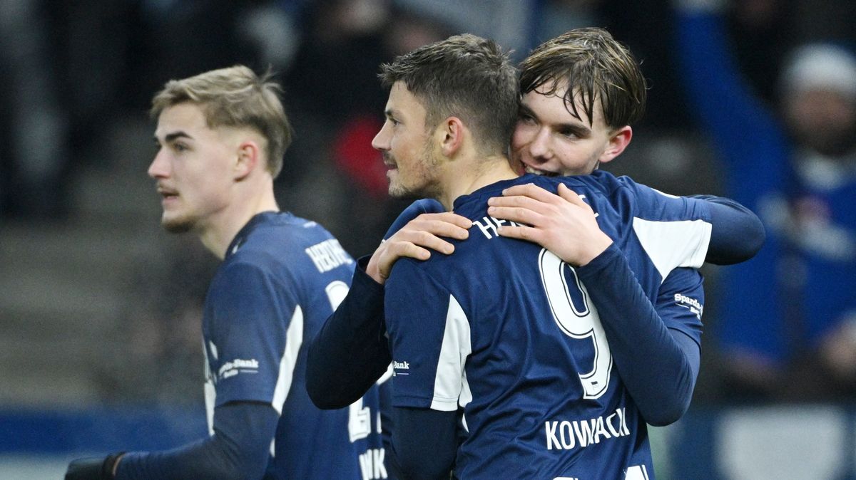 Bizár v Německém poháru: Hráč ukradl soupeři taktické poznámky od trenéra