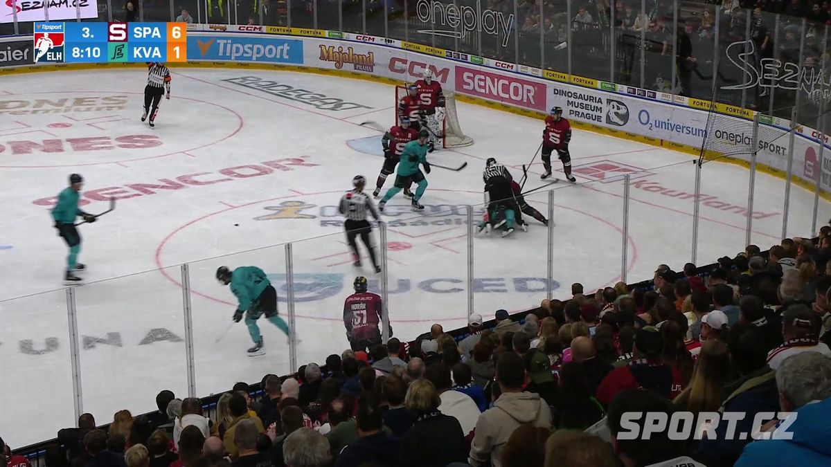 Ujčík za fauly kolenem v zápase Sparty s Vary zastavoval činnost