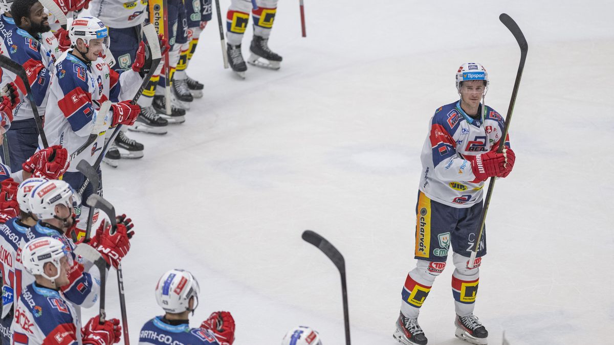 Snad najdeš otvírák a nic si nedělej ze šedin. Nároďák i Pardubice vtipně gratulují Červenkovi